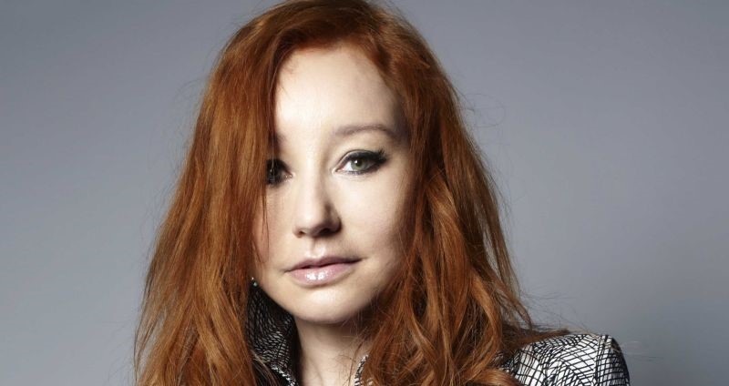 Tori Amos Plastic Surgery for unnatural looks!