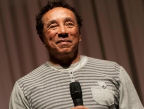 Smokey Robinson after botox injections