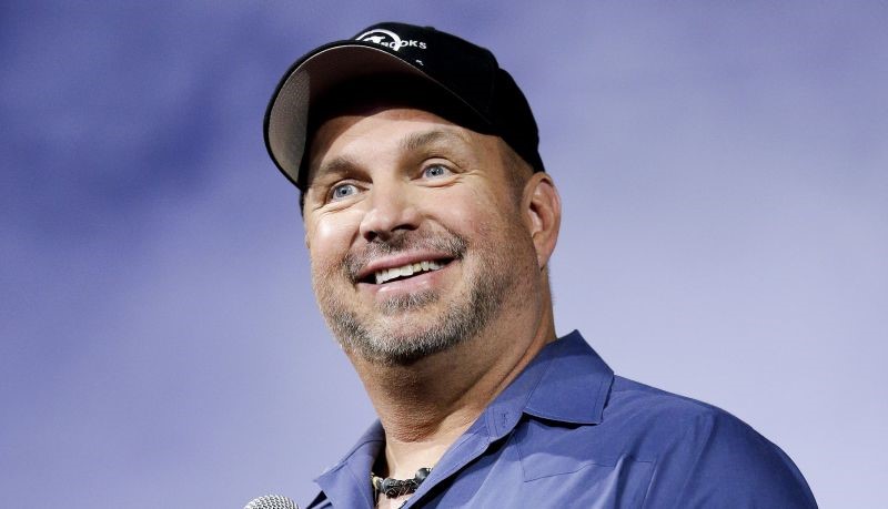 Garth Brooks plastic surgery of his face or not?