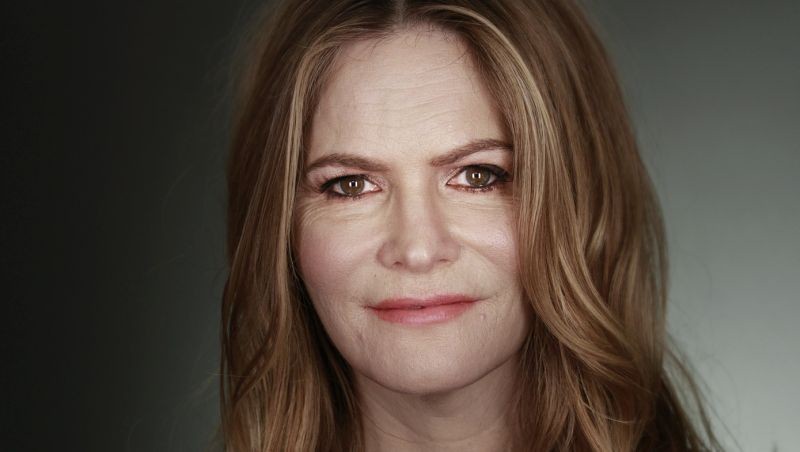 Jennifer Jason Leigh plastic surgery featured