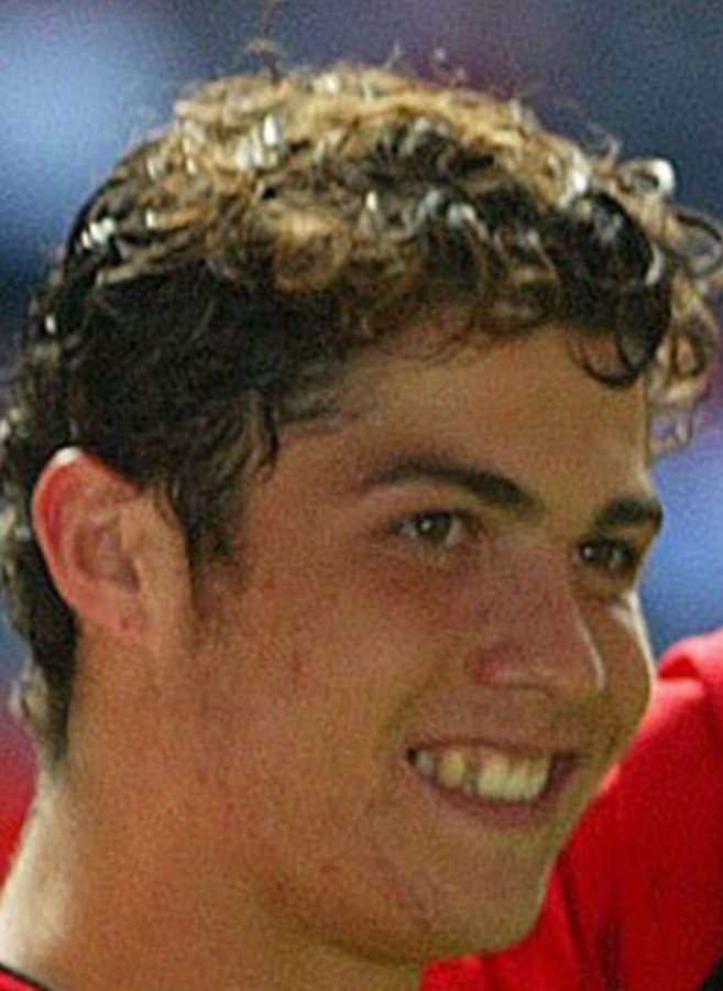 Quando Cristiano Ronaldo estreou no profissional?